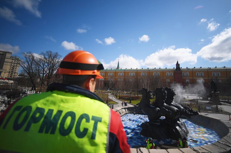 Сотрудник Гормоста во время промывки фонтана Времена года на Манежной площади в Москве