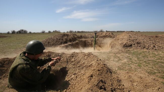 Военнослужащий во время стрельбы из миномета