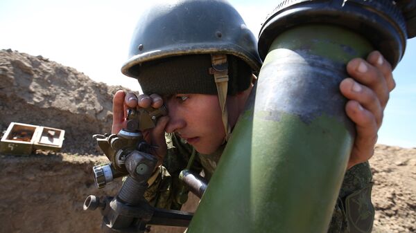 Военнослужащий во время стрельбы из миномета Сани