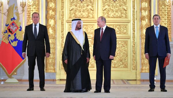Владимир Путин и чрезвычайный и полномочный посол Объединённых Арабских Эмиратов Маадад Хареб Мегейр Джабер Аль-Хейили на церемонии вручения верительных грамот. 11 апреля 2018
