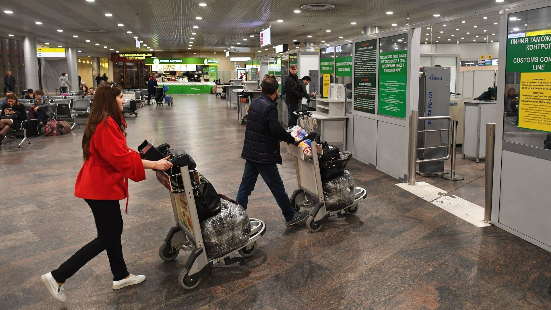 Пассажиры в зоне отлета аэропорта Шереметьево, откуда совершит первый рейс самолет компании Аэрофлот из Москвы в Каир. 11 апреля 2018 - РИА Новости, 1920, 10.08.2023