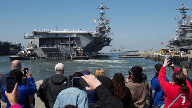 Отправление американского авианосца USS Harry Truman из порта Норфолк. 11 апреля 2018