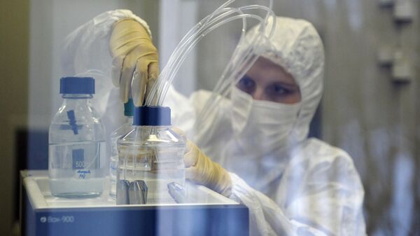 Сотрудница лаборатории ГУ НИИ эпидемиологии и микробиологии имени Н.Ф. Гамалеи, где российские ученые разработали вакцину против лихорадки Эбола
