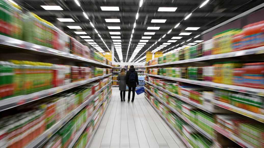 © РИА Новости / Григорий СысоевПерейти в медиабанк<br>Покупатели в супермаркете. Архивное фото