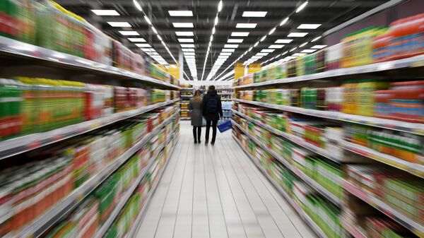 Покупатели в супермаркете. Архивное фото