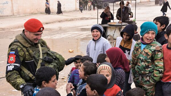 Сотрудник российской военной полиции с сирийскими детьми. Архивное фото