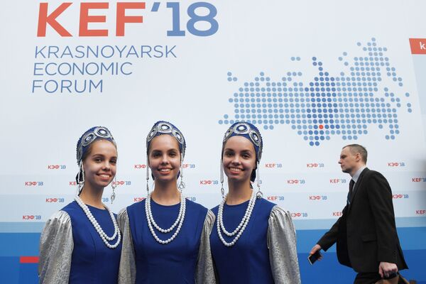 Девушки в национальных костюмах на Красноярском экономическом форуме