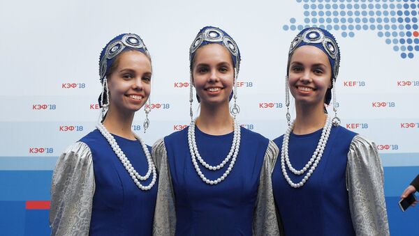 Девушки в национальных костюмах на Красноярском экономическом форуме