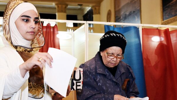 Женщины собираются отдать свои голоса на избирательном участке во время президентских выборов в Баку. Архивное фото