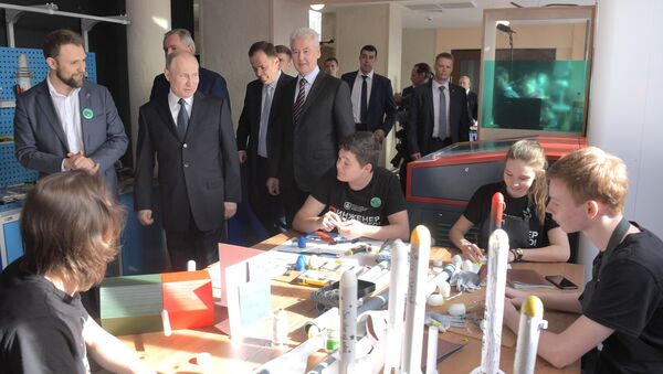 Президент РФ Владимир Путин во время посещения детского техноцентра  в центре Космонавтика и авиация на ВДНХ. 12 апреля 2018