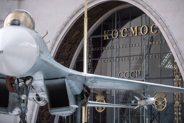 Самолет Су-27 перед павильоном Космос на ВДНХ