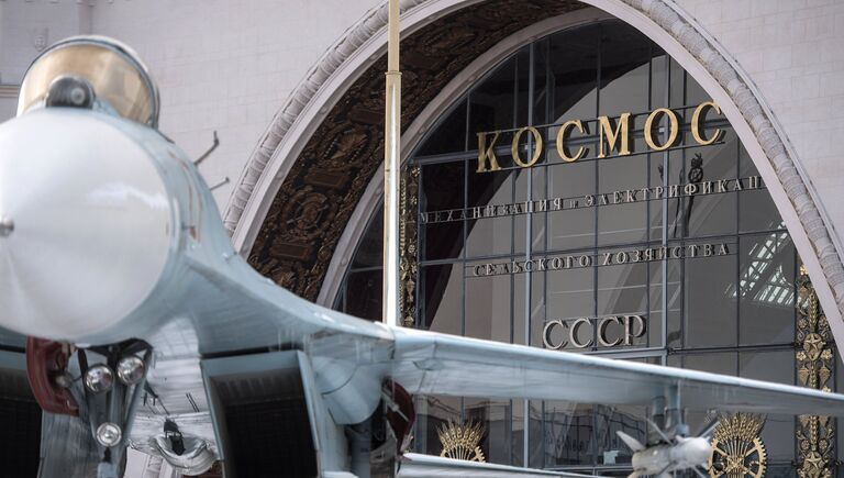 Самолет Су-27 перед павильоном Космос на ВДНХ