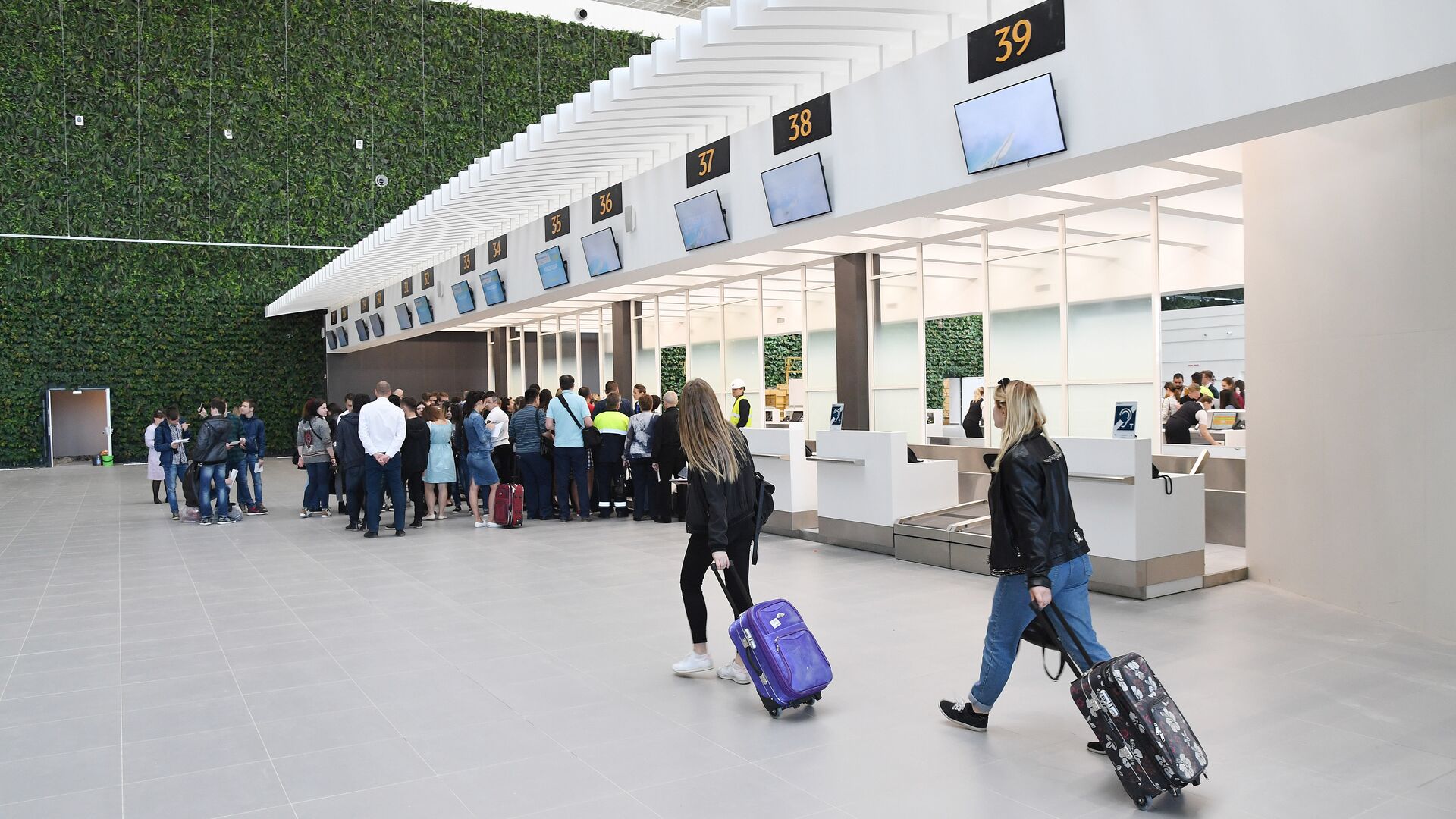 Работа нового терминала аэропорта в Симферополе. 11 апреля 2018 - РИА Новости, 1920, 25.08.2021