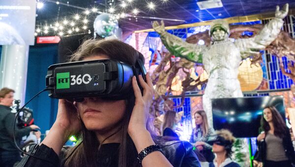 Девушка в очках виртуальной реальности во время просмотра видео из открытого космоса в формате 360. Архивное фото