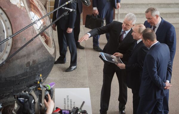 Президент РФ Владимир Путин у спускаемого аппарата космического корабля Восток-1 во время посещения центра Космонавтика и авиация. 12 апреля 2018