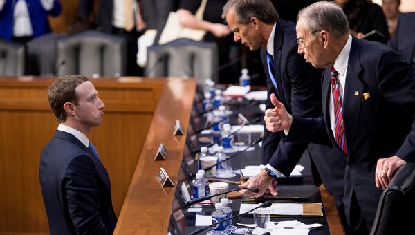 Марк Цукерберг во время слушания в сенате США. Архивное фото