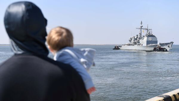 Отправление американского ракетного крейсера USS Normandy из порта Норфолк. 11 апреля 2018