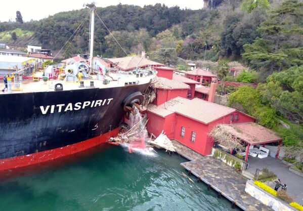 Сухогруз врезался в прибрежное здание в проливе Босфор в Стамбуле, Турция