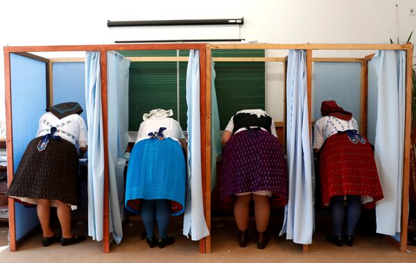 Женщины на избирательном участке в Вересегихазе, Венгрия