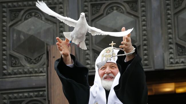 Патриарх Московский и всея Руси Кирилл выпускает голубей после богослужения в праздник Благовещения Пресвятой Богородицы в кафедральном соборном Храме Христа Спасителя в Москве