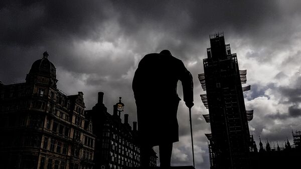 Памятник бывшему премьер-министру Великобритании Уинстону Черчиллю на Парламентской площади и башня Вестминстерского дворца (Биг-Бен). Архивное фото