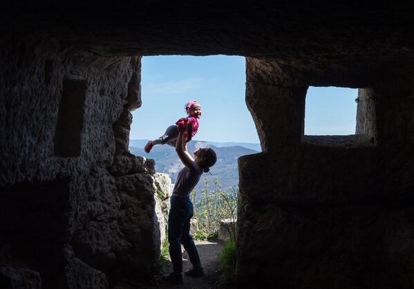Девушка с ребенком на территории пещерного города Мангуп в Бахчисарайском районе Крыма