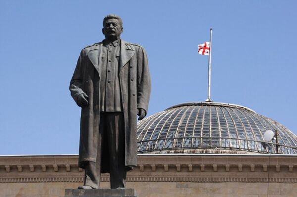 У памятника Сталину в центре Гори будет установлен символический аналог Берлинской стены
