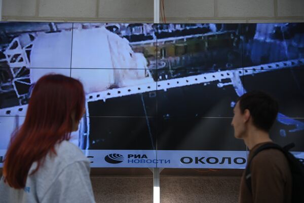 Информационная лента РИА Новости в пространстве Центра КиА, транслирующая  новости о мировой космонавтике в режиме реального времени