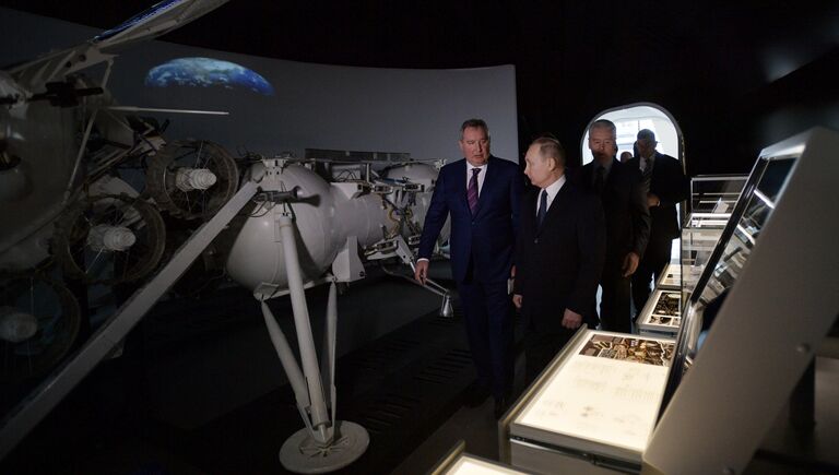 Президент РФ Владимир Путин во время посещения центра Космонавтика и авиация на ВДНХ