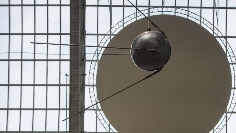 Макет первого искусственного спутника Земли Спутник номер 1 в павильоне Космос центра Космонавтика и авиация на ВДНХ