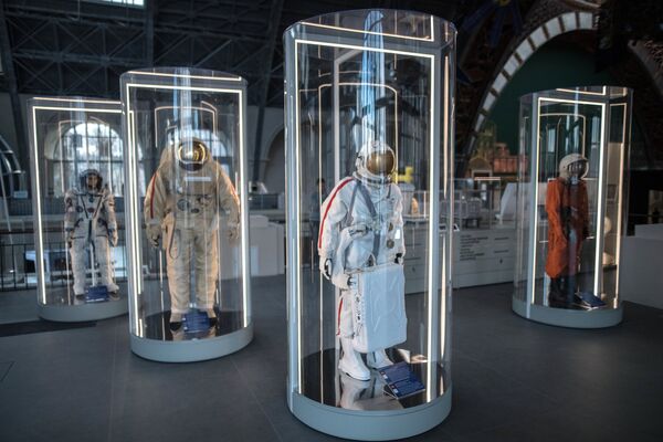 Образцы космических скафандров в павильоне Космос центра Космонавтика и авиация на ВДНХ.