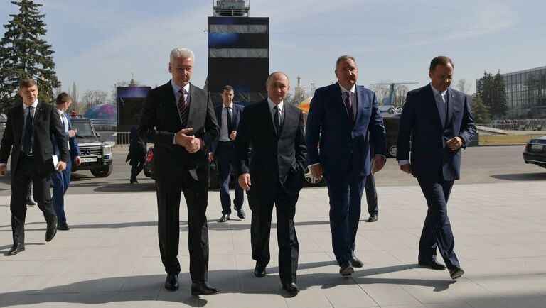 Президент РФ Владимир Путин во время посещения центра Космонавтика и авиация