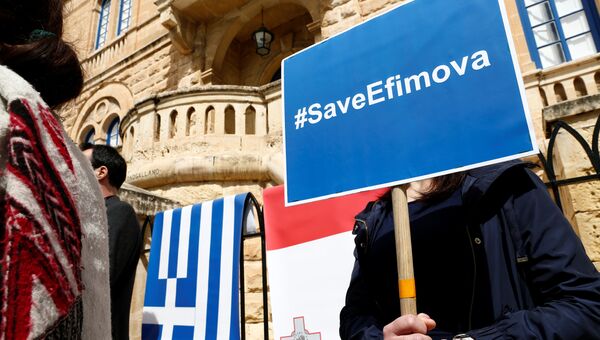 Активисты гражданского общества выступают с призывом предоставить политическое убежище Марии Ефимовой возле здания посольства Греции в Ташбиеше, Мальта