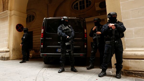 Вооруженная группа полиции Мальты обеспечивают безопасность во время суда  над обвиняемыми в убийстве журналистки Дафни Каруана Гализии. 12 апреля 2018