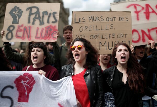 Акция протеста против университетской реформы президента Макрона у Сорбонны в Париже