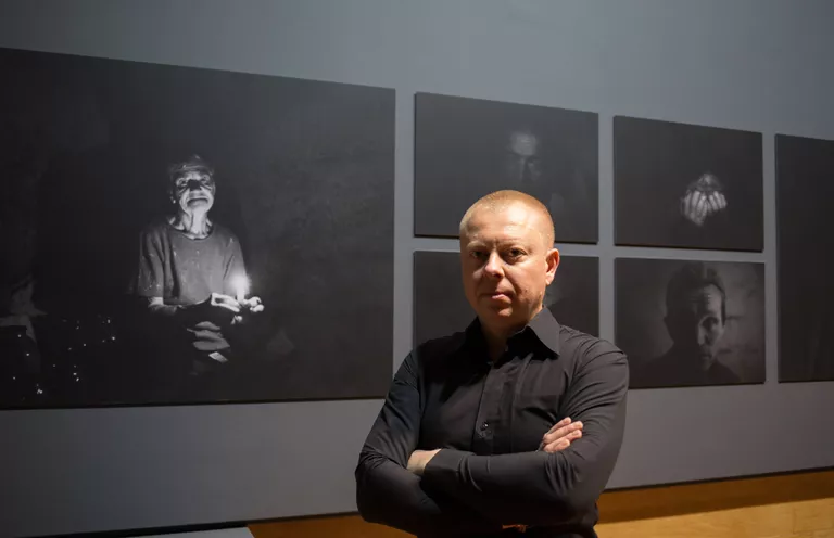 Специальный фотокорреспондент МИА Россия сегодня Валерий Мельников на фоне фотографий из серии Под землей (Underground) Специальный фотокорреспондент МИА Россия сегодня Валерий Мельников на фоне фотографий из серии Под землей (Underground)