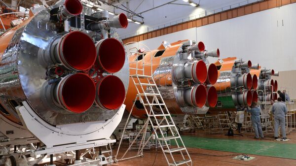 Сборка ракет-носителей в цеху РКЦ Прогресс. Архивное фото