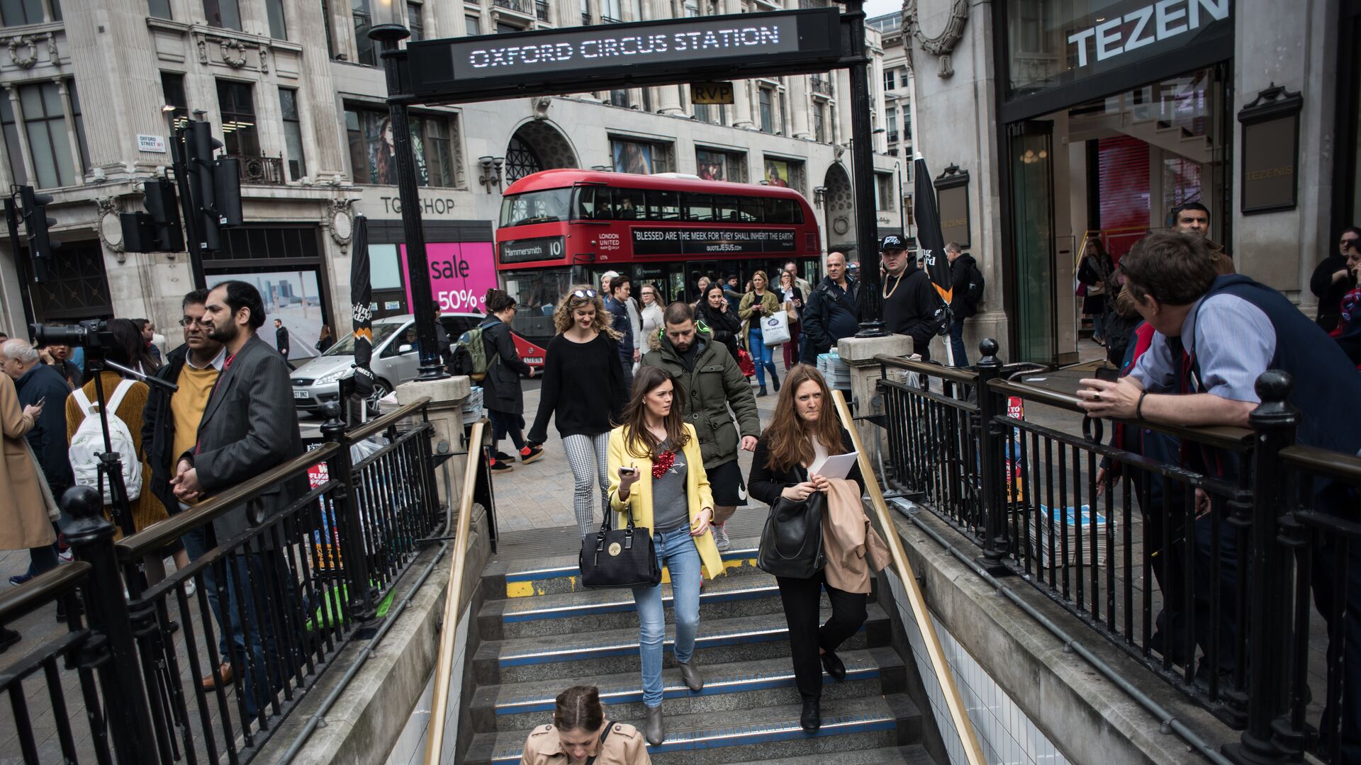 Прохожие на станции метро Oxford Circus в Лондоне - РИА Новости, 1920, 17.04.2022