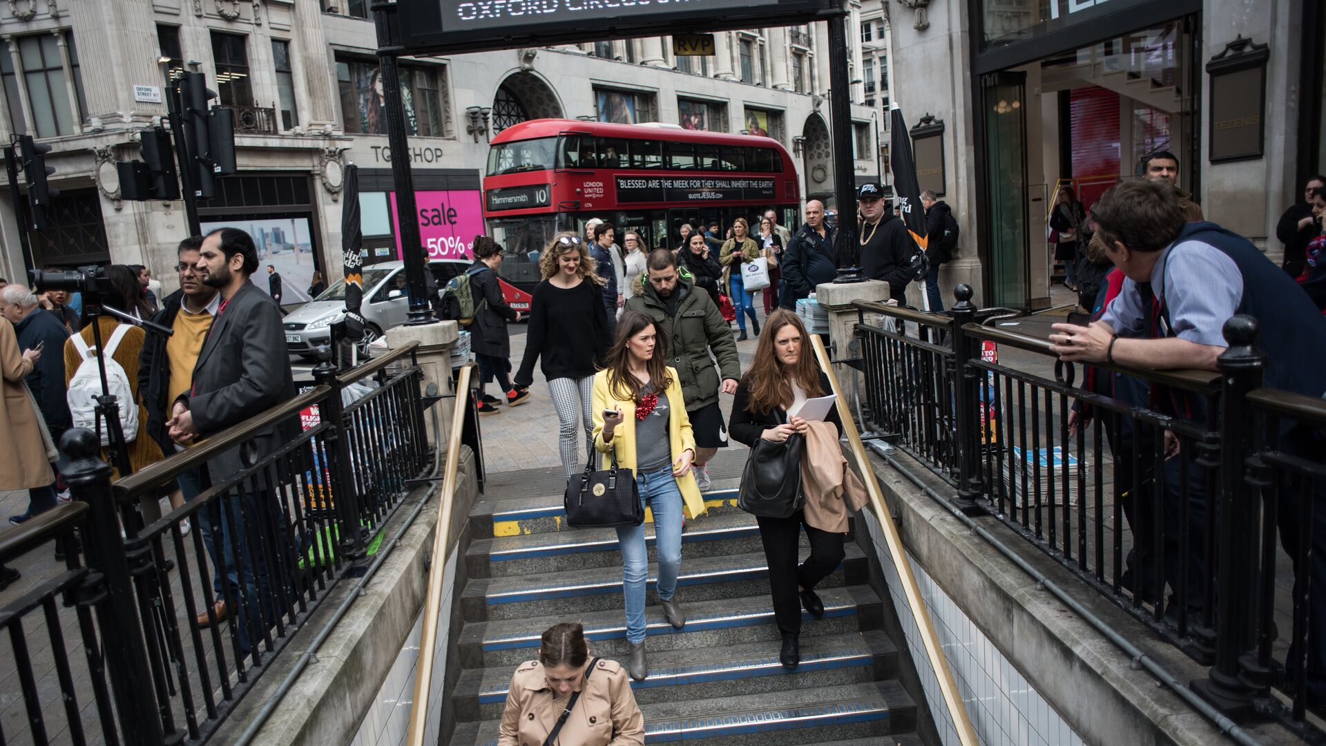 Прохожие на станции метро Oxford Circus в Лондоне - РИА Новости, 1920, 17.04.2022