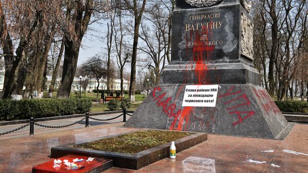 Фрагмент памятника генералу Николаю Ватутину в Киеве, облитый красной краской представителями националистической организации С14. 13 апреля 2018