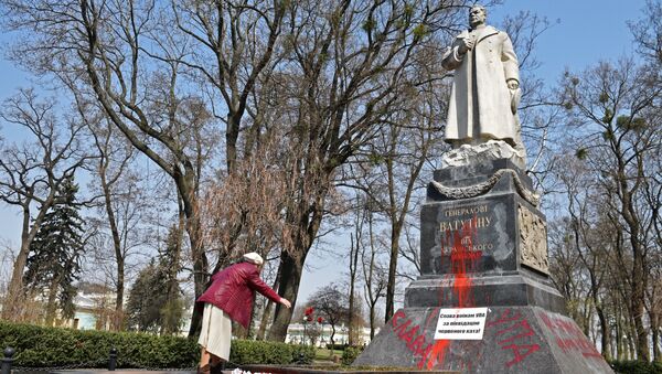 Памятник генералу Николаю Ватутину в Киеве, облитый красной краской представителями националистической организации С14. 13 апреля 2018