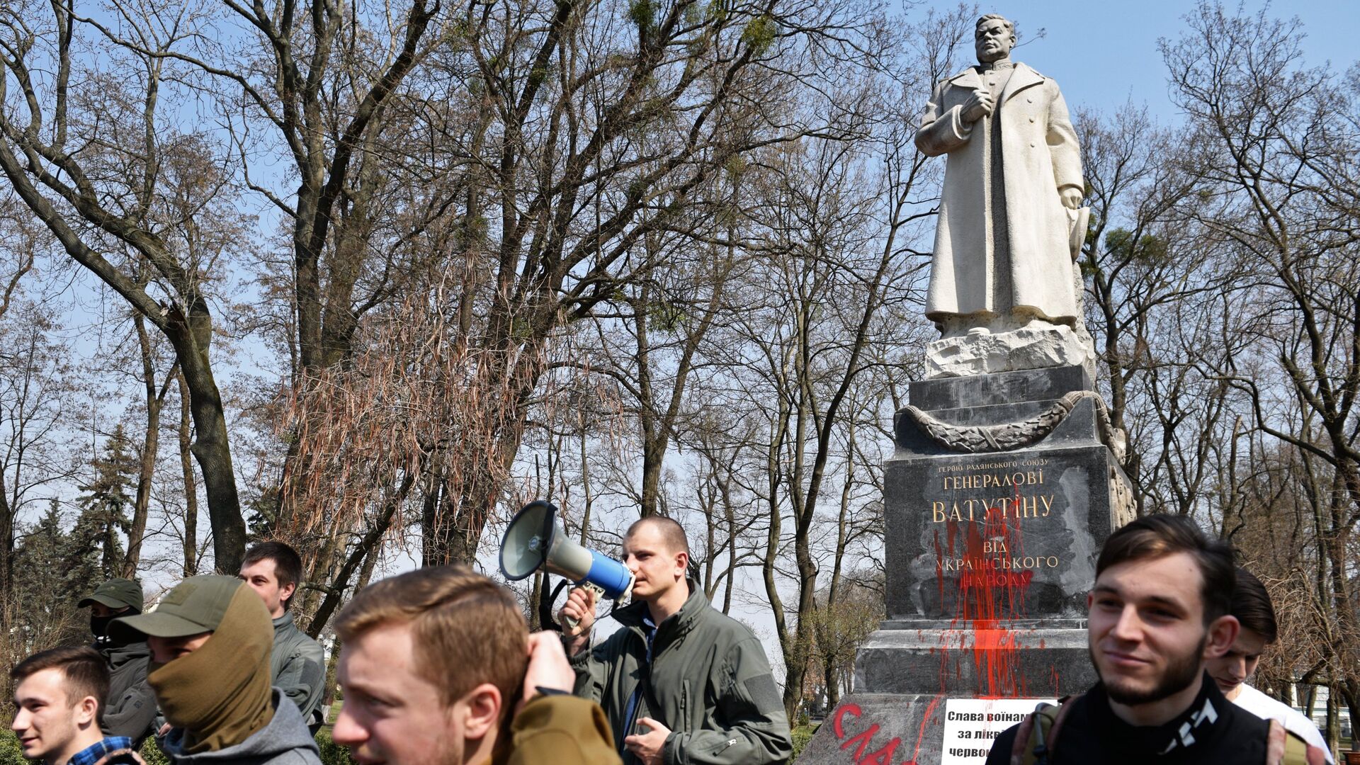 Памятник генералу Николаю Ватутину в Киеве, облитый красной краской представителями националистической организации С14. 13 апреля 2018 - РИА Новости, 1920, 08.07.2022