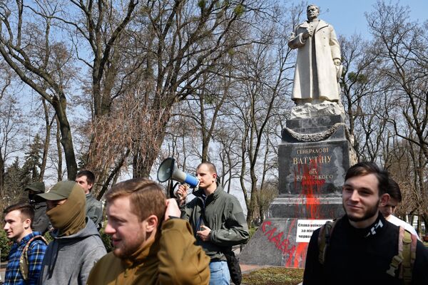Памятник генералу Николаю Ватутину в Киеве, облитый красной краской представителями националистической организации С14. 13 апреля 2018
