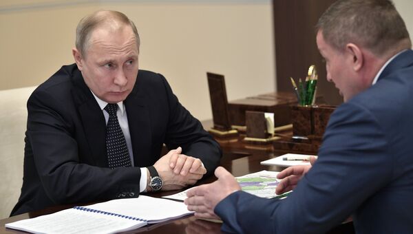 Президент РФ Владимир Путин и губернатор Волгоградской области Андрей Бочаров во время встречи. 13 апреля 2018