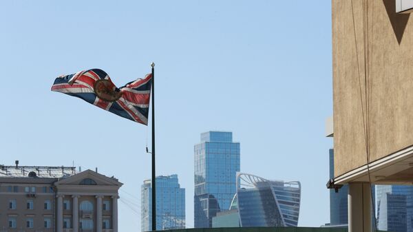 Флаг Великобритании у здания посольства Великобритании в Москве