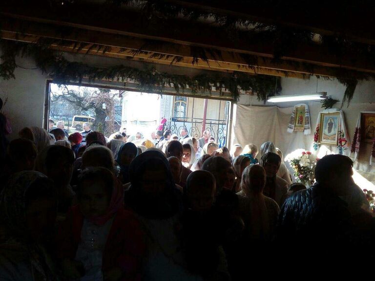 Пасхальная служба общины Успенского храма села Птичья в гараже