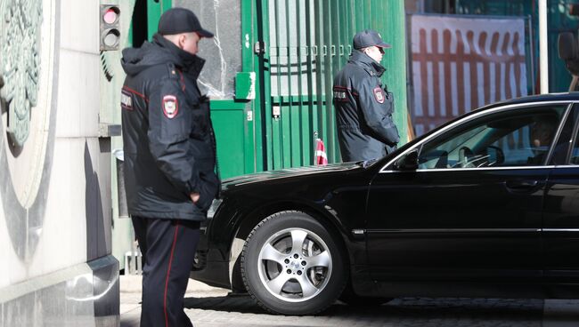 Автомобиль посольства Латвии в РФ у посольства Великобритании в Москве. 13 апреля 2018