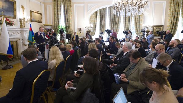 Посол РФ в Великобритании Александр Яковенко во время пресс-конференции в Лондоне. 13 апреля 2018