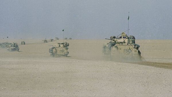 Гусеничные платформы Брэдли армии США во время операции Буря в пустыне. 18 января 1991 
