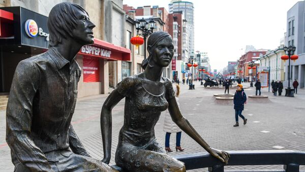 Скульптура Влюбленные на улице Вайнера в Екатеринбурге